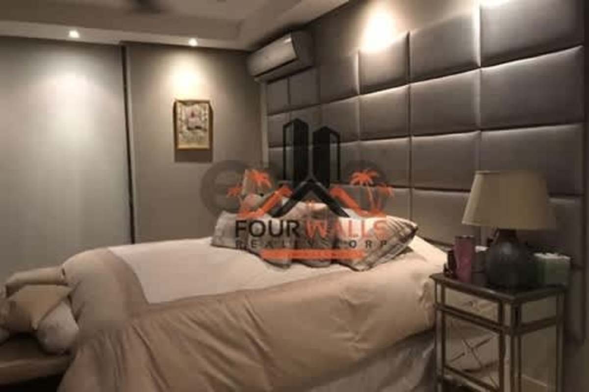 Large master bedroom with built-in closet, en-suite bathroom, balcony access PH Cascadas San Francisco