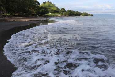 Wave break in Pacific Ocean near coastal land for sale Tonosi region surf beaches