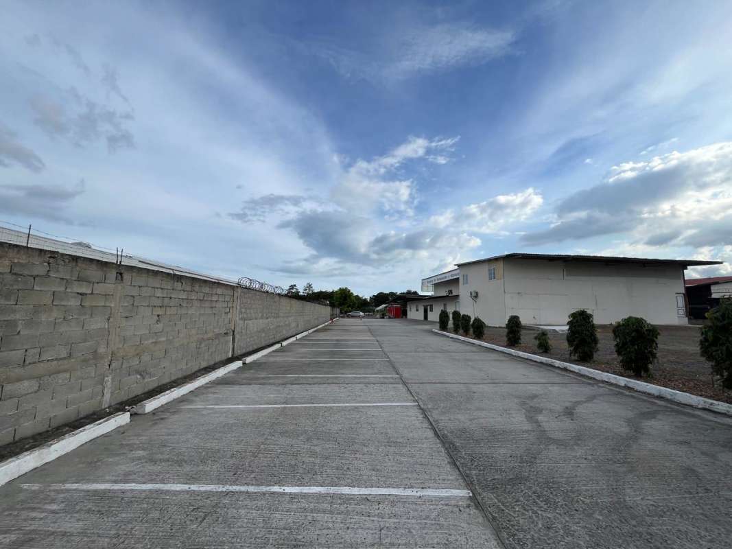 Flat graveled commercial site near elevated metro station perfect for business development Panama City