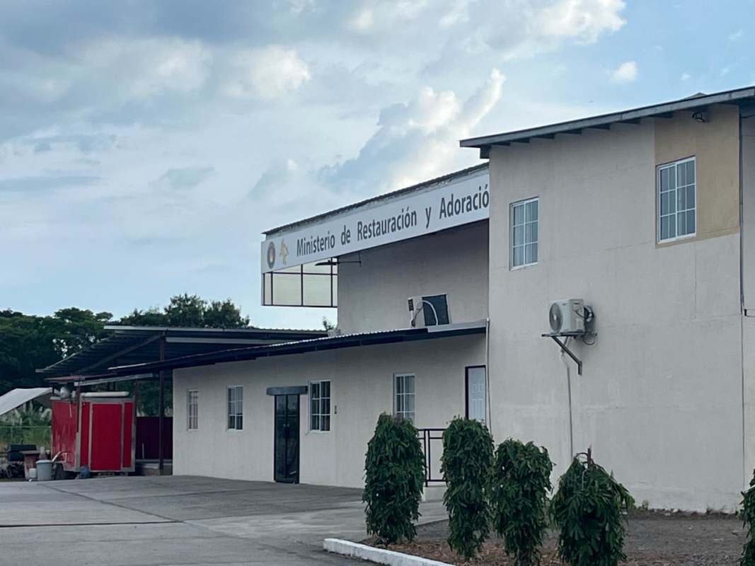 Location map highlighting proximity to metro stations, malls, commercial hubs at Brisas del Golf Panama