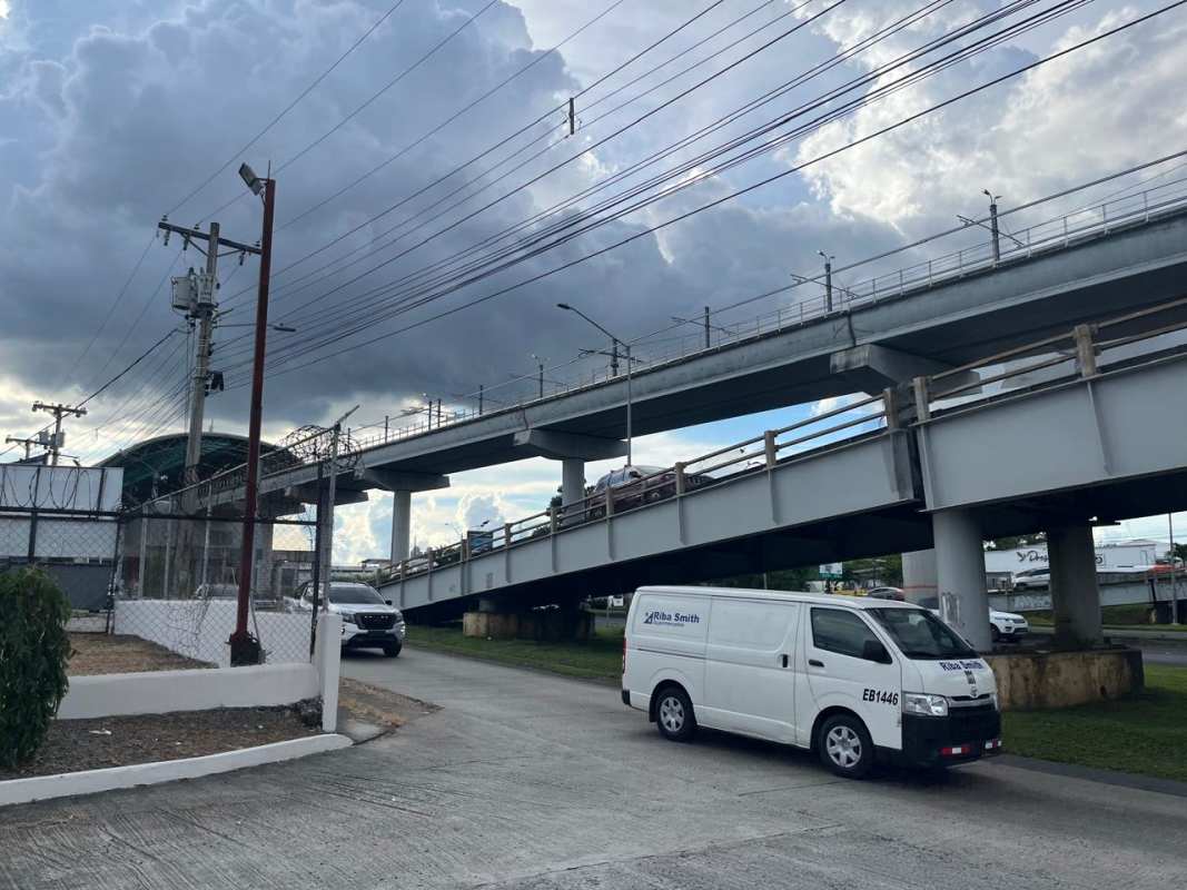 Wide-angle shot of open land plot suited for development facing Av Domingo Díaz near Metro Panama