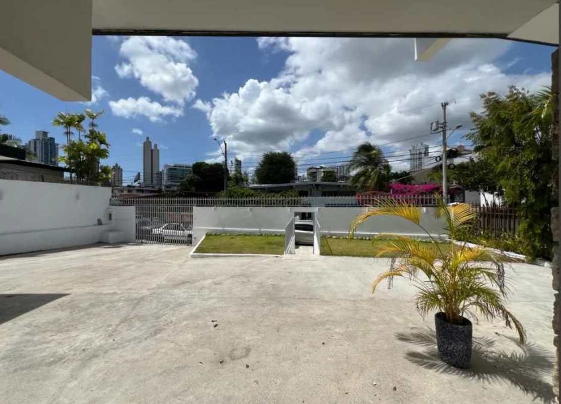 Private garden with gazebo, greenery and driveway at home in Coco del Mar Panama City