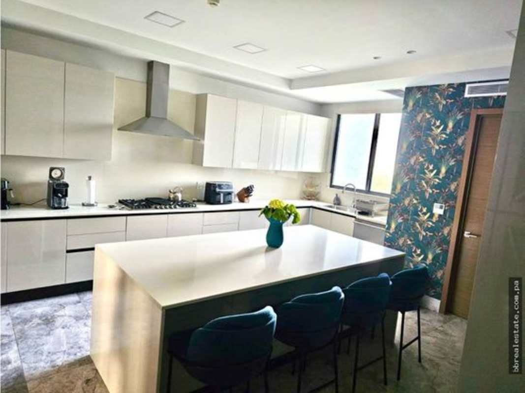 Bedroom with large windows, ceiling fan, built-in wardrobe in PH Empire Santa Maria Panama