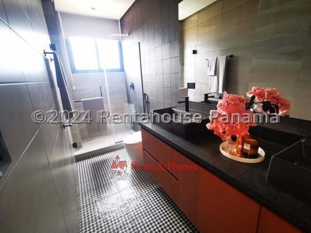 Modern bathroom with glass shower in PH Victory Sport Coco del Mar Panama