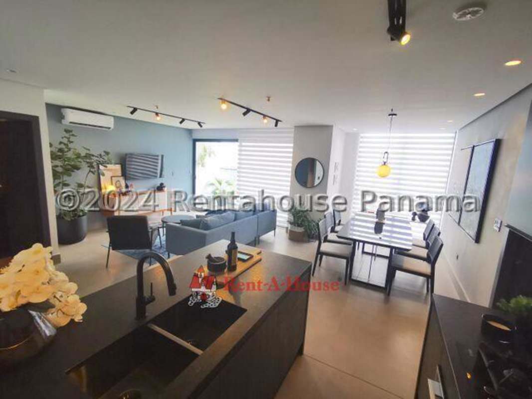 Master bedroom with large window and ocean view in PH Victory Sport Coco del Mar Panama