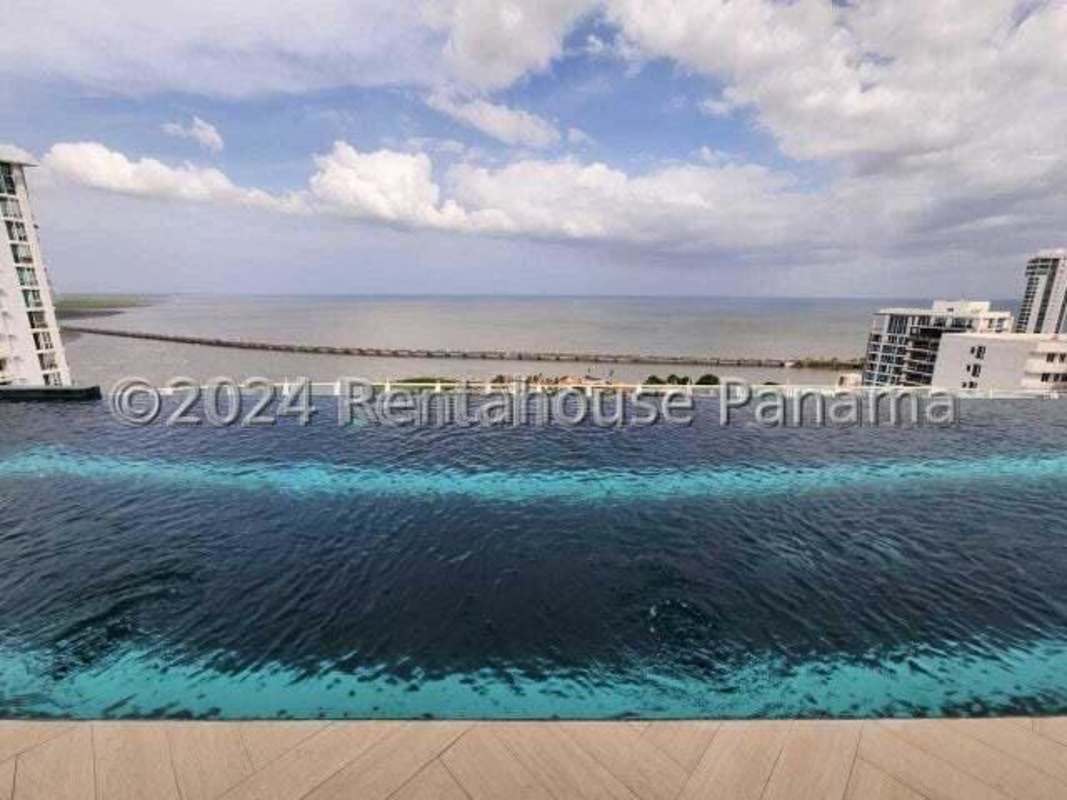 Open kitchen with breakfast counter, modern finishes PH Riverside Coco del Mar Panama