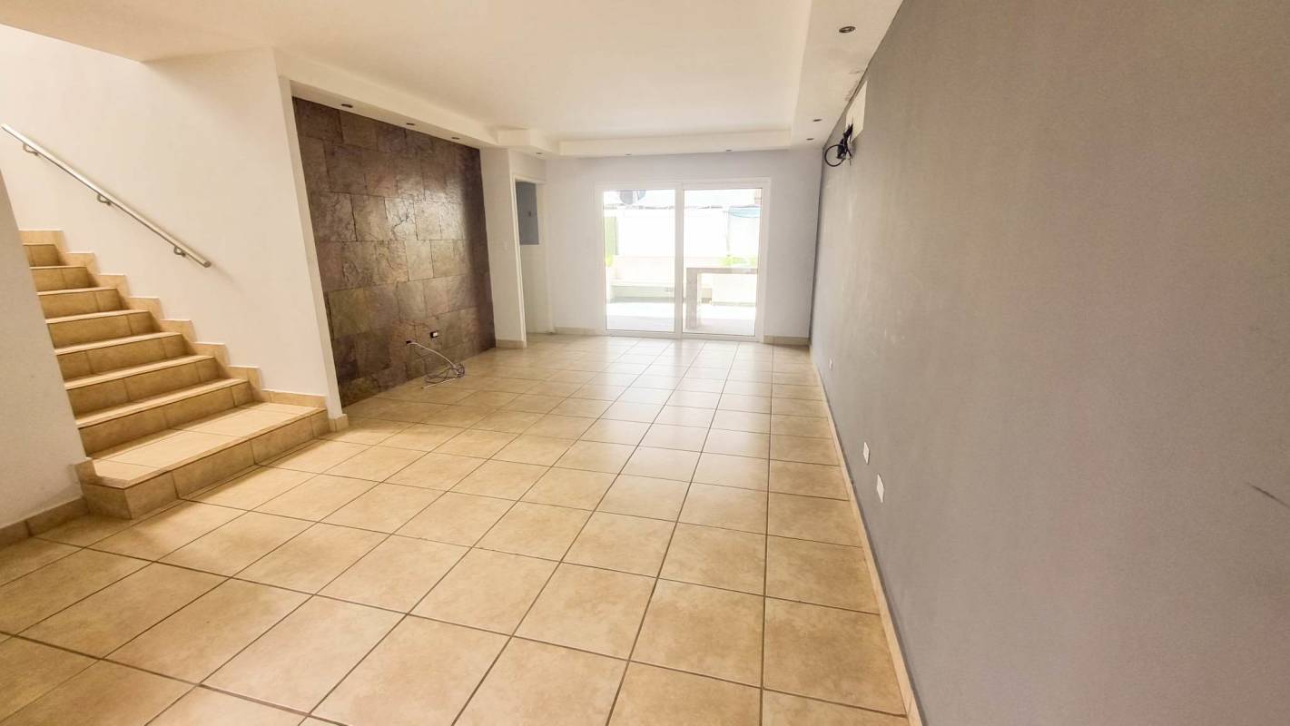 Contemporary bathroom with glass shower enclosure in distressed house PH Alpes Panama