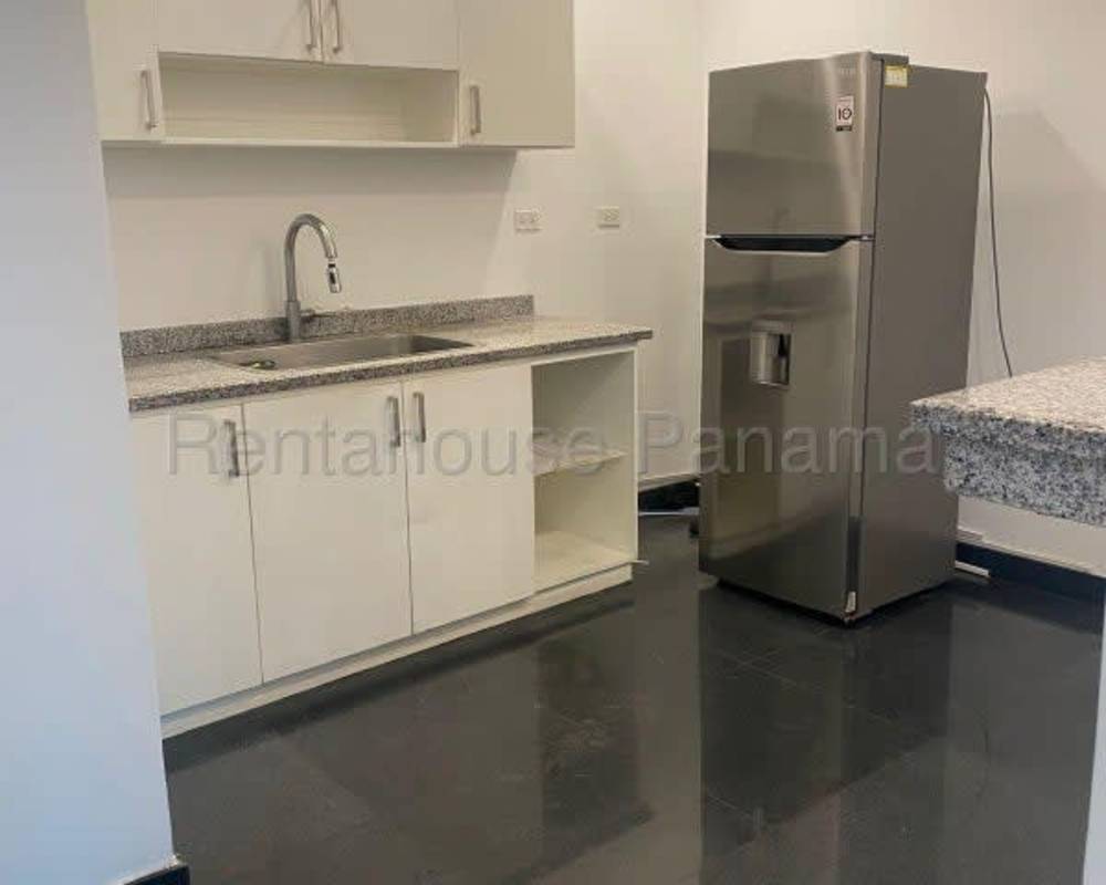 Bright executive private office space with floor-to-ceiling windows at PH Financial Park Panama