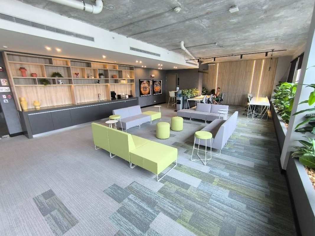 Common lounge seating coworking style natural light PH Van Gogh El Cangrejo apartment building