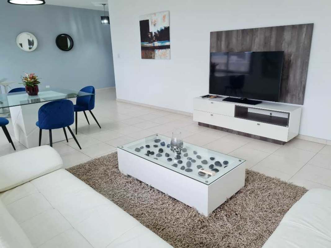 Sky lounge and bar with panoramic ocean views in PH Vista del Mar Avenida Balboa Panama