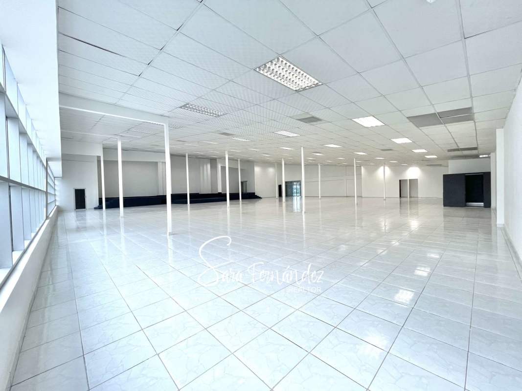 Commercial mezzanine area with tiled floors and offices in Plaza Conquistador Panama City