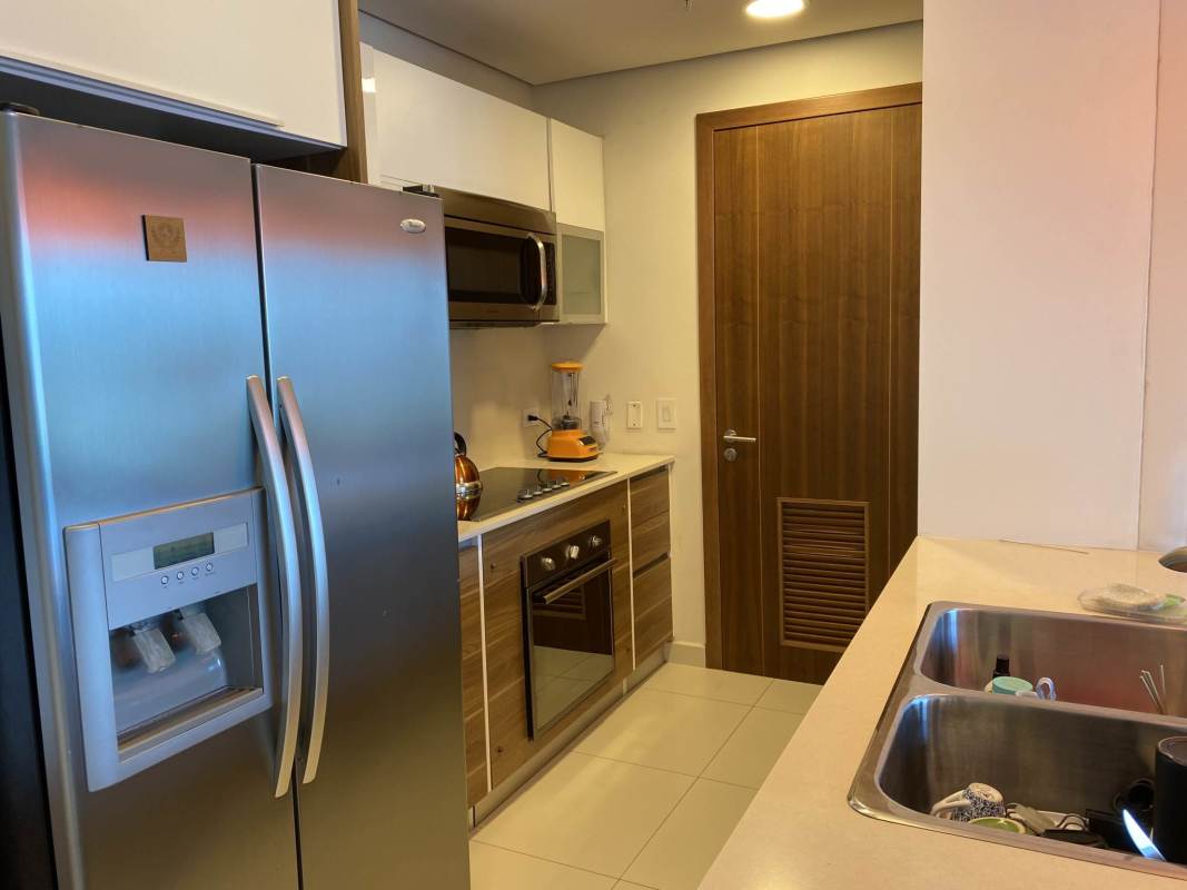 Elegant lobby with modern design, geometric ceiling and art at PH Parkside Costa del Este