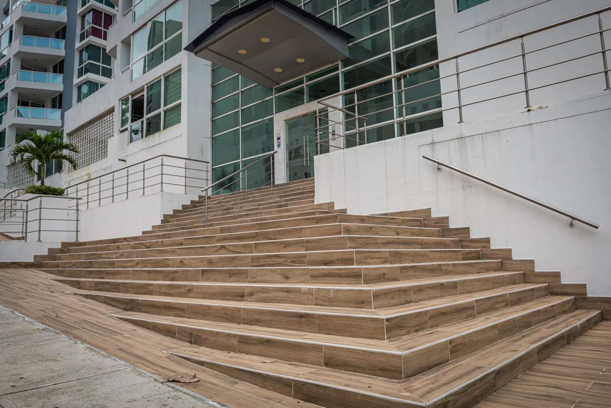 Bedroom with sliding doors leading to balcony, tiled floors PH Mare 700 Edison Park Panama