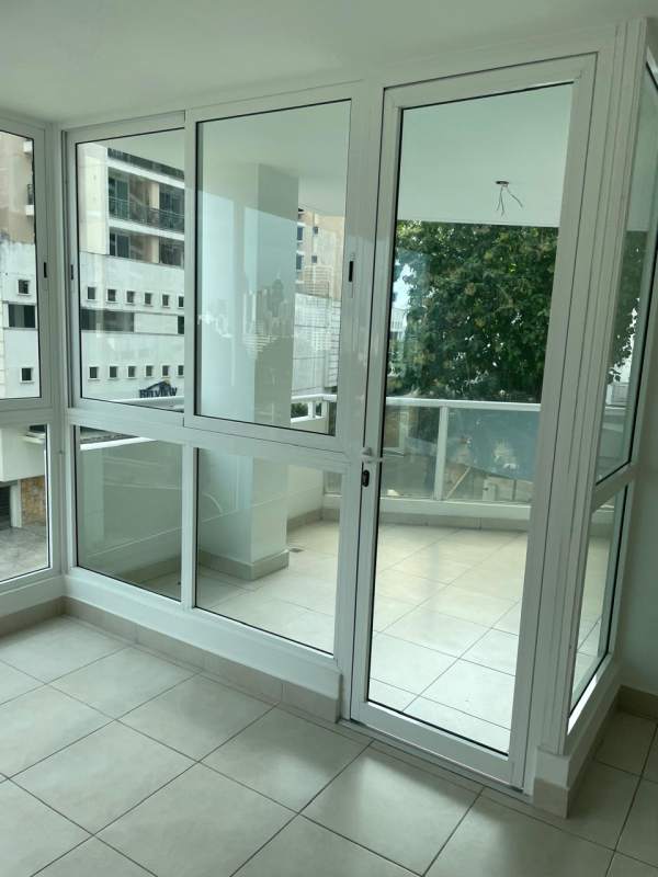 Glass enclosed balcony with panoramic views PH Mare 700 Edison Park Panama