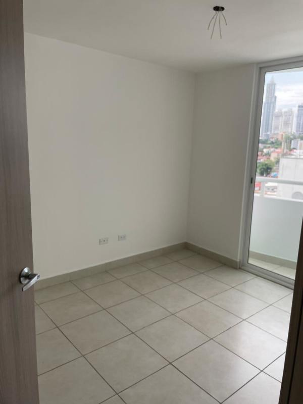 Spacious second bedroom with large window and closet, ceramic tile floor in PH Mare 700 Edison Park Panama