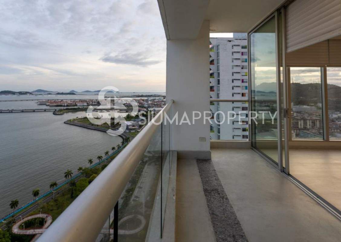 Balcony overlooking the Pacific Ocean and Panama skyline at PH Rivage Avenida Balboa