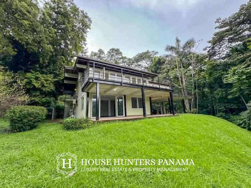 Contemporary kitchen with granite countertops, ample cabinetry and natural light in Cerro Ancón Panama house