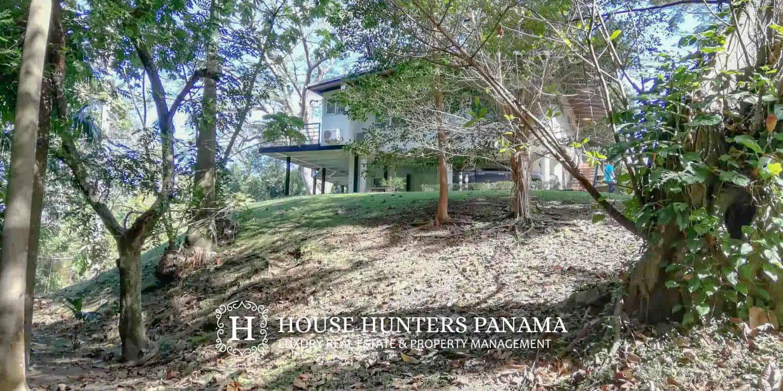 Bathroom with modern fixtures and walk-in shower Cerro Ancón rental Panama