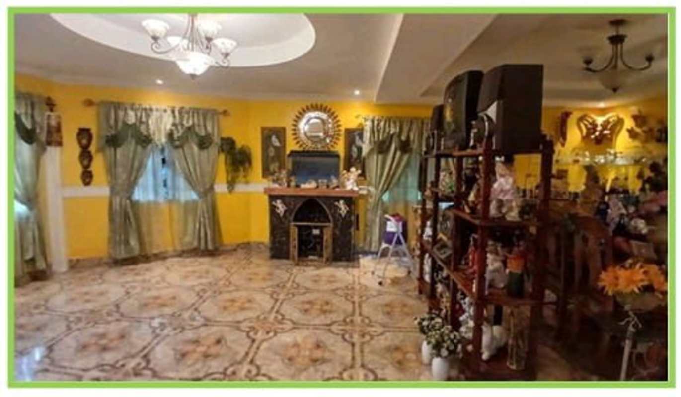 Living area with fireplace tiled floor yellow walls in Juan Díaz Panama house for sale