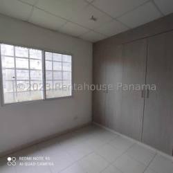 Bedroom space with ceramic floor and closet in house for rent Costa Verde La Chorrera Panama