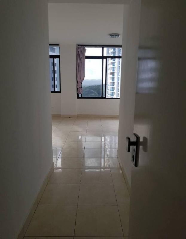 Bright bedroom with tile flooring and large windows in PH Elite Pacific Hills Panama