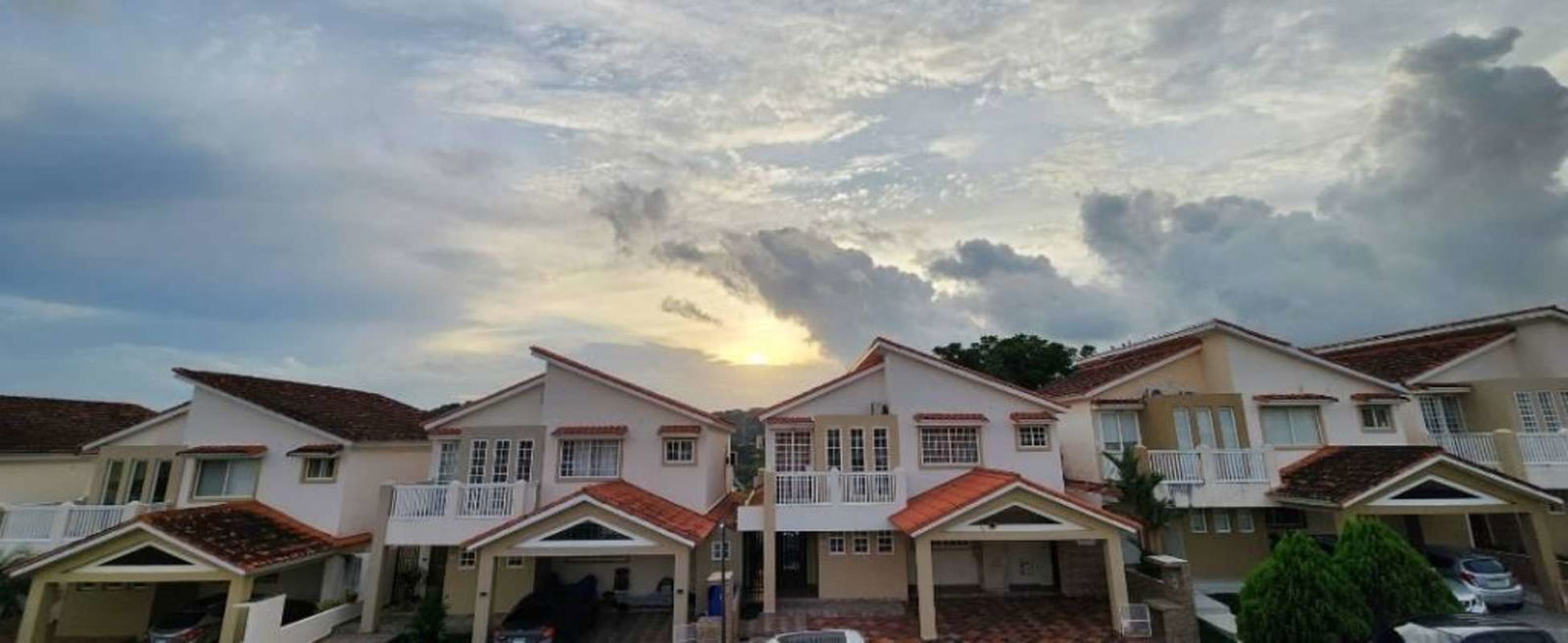 Row of modern semi-detached houses with tiled roofs in PH Brisas Heights Brisas del Golf