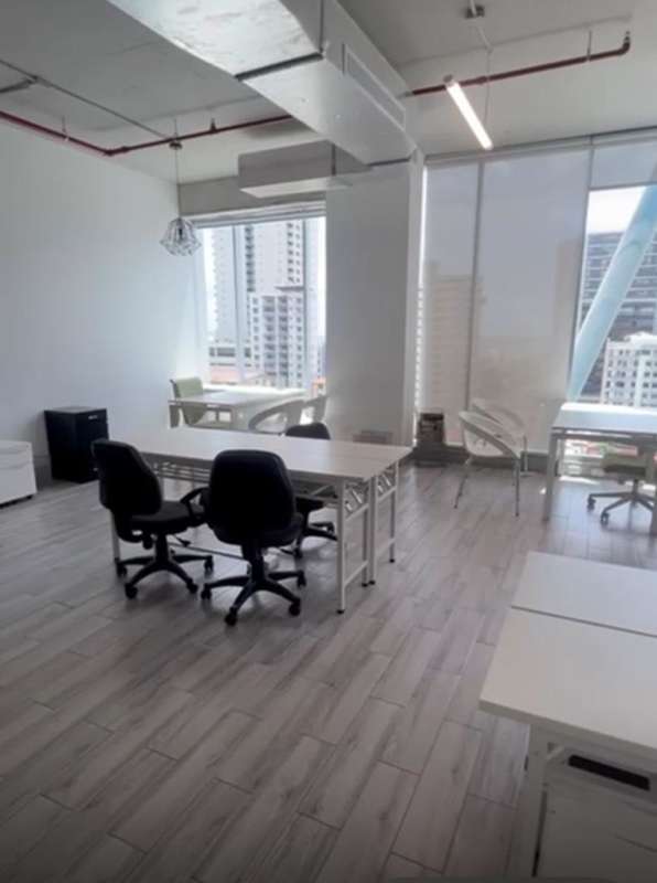 Sunlit modern office with city views in PH Office 77 San Francisco Panama