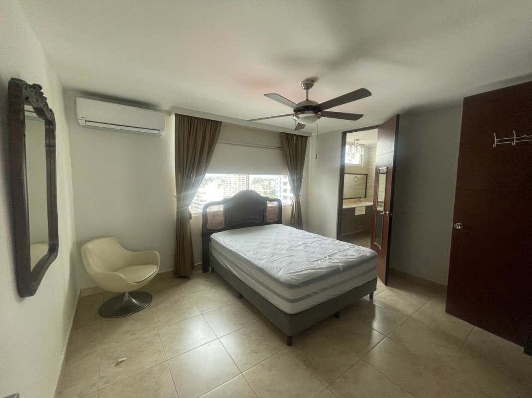 Spacious bedroom with en suite bath, AC, fan, city views PH 7400 San Francisco Panama