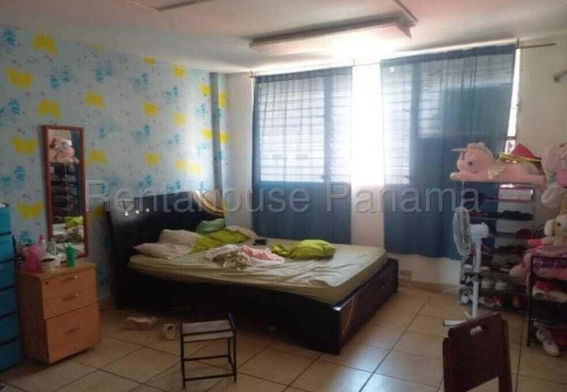 Spacious interior office space with natural lighting and ceramic flooring near Calle 50 Obarrio Panama City