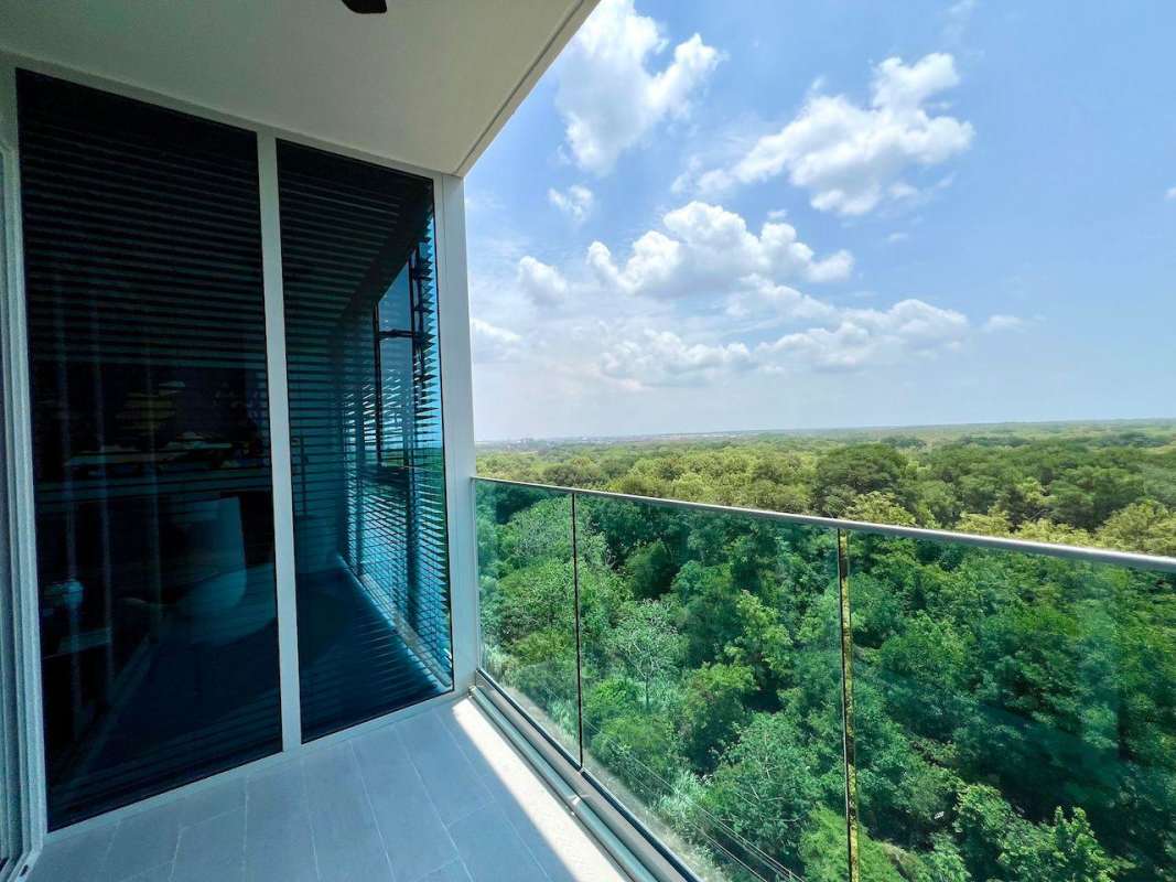 Rooftop infinity pool with skyline and golf views in The Ivy Santa María Panama