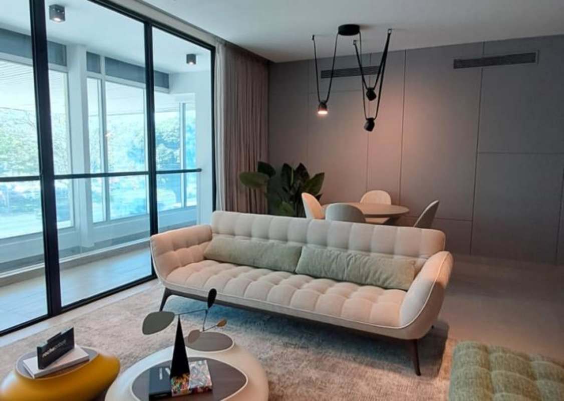 Modern kitchen island, minimalist cabinets, integrated appliances PH Uptown Panama