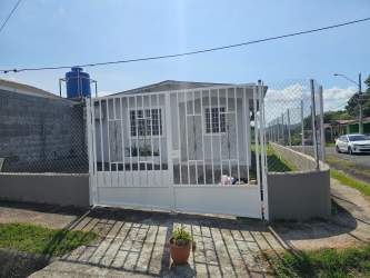 Bedroom with bed, AC, tile floors available for rent Residential Los Sauces Arraiján Panama Oeste