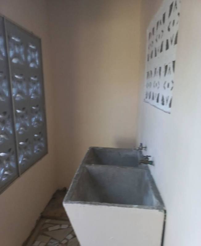 Laundry space with concrete sink, ventilation wall, glass block window at Nuevo Tocumen