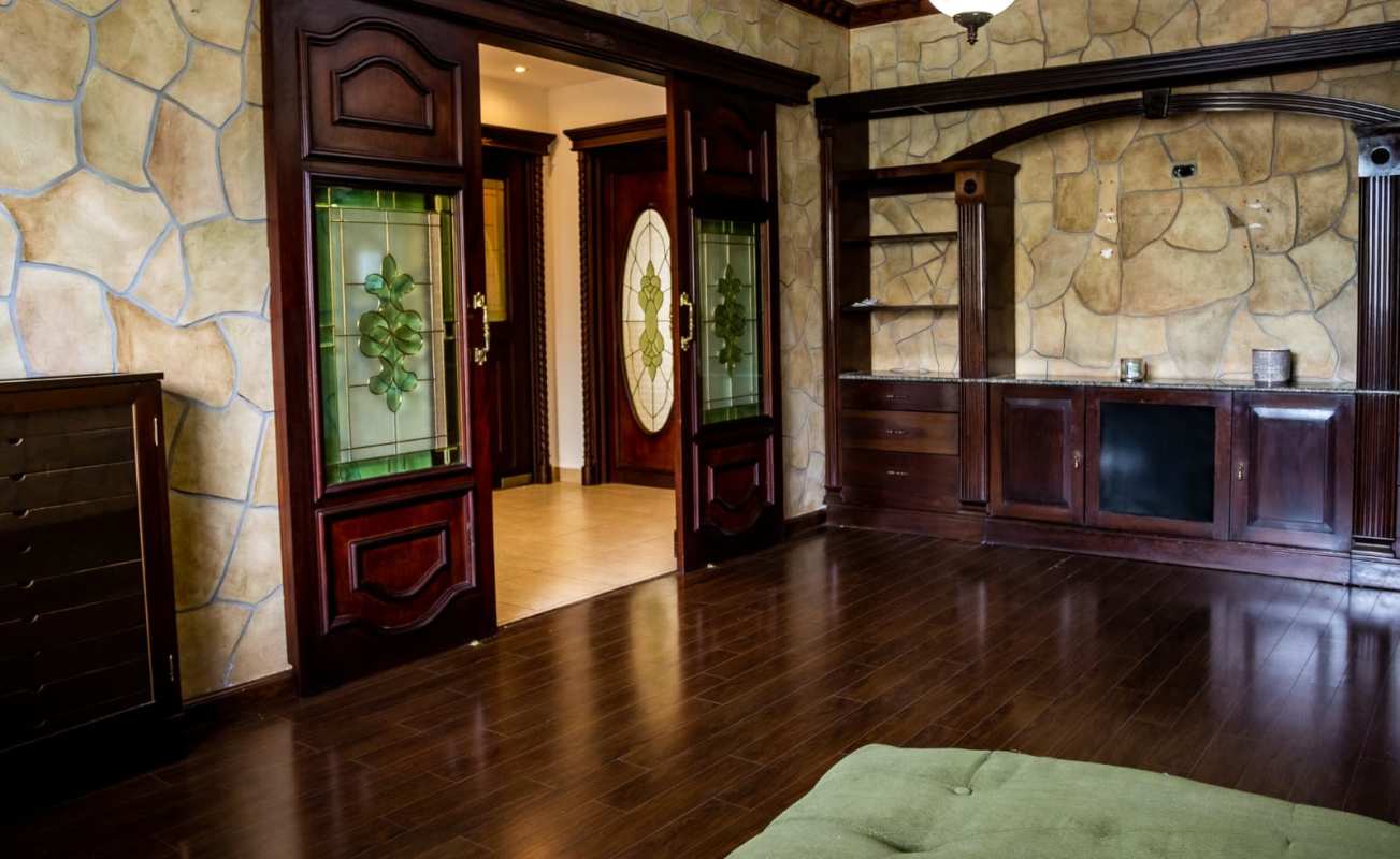 Living room with wood details, built-in entertainment center in Costa del Este house