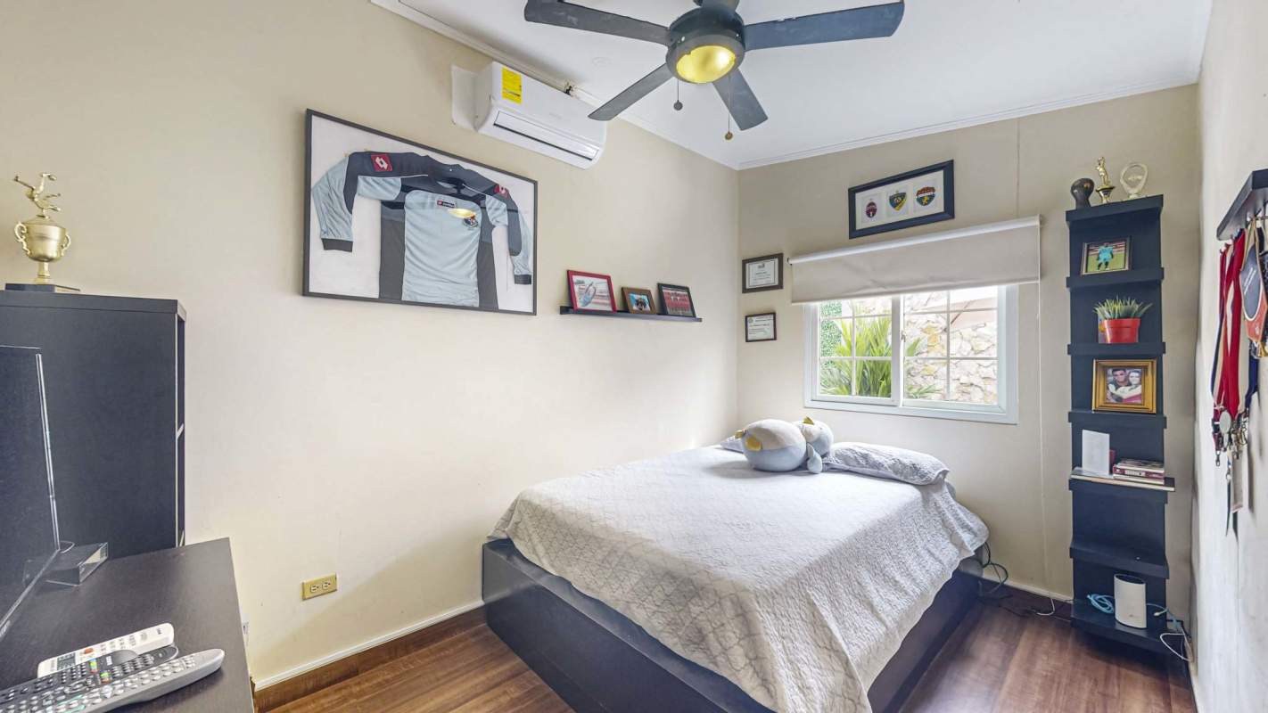 Private patio area with greenery, stylish stone accents and outdoor seating in La Fontana Chanis Panama