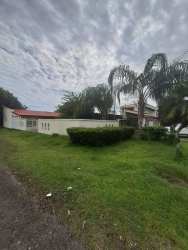 Covered parking garage tiled floor commercial house for rent Doleguita David Panama