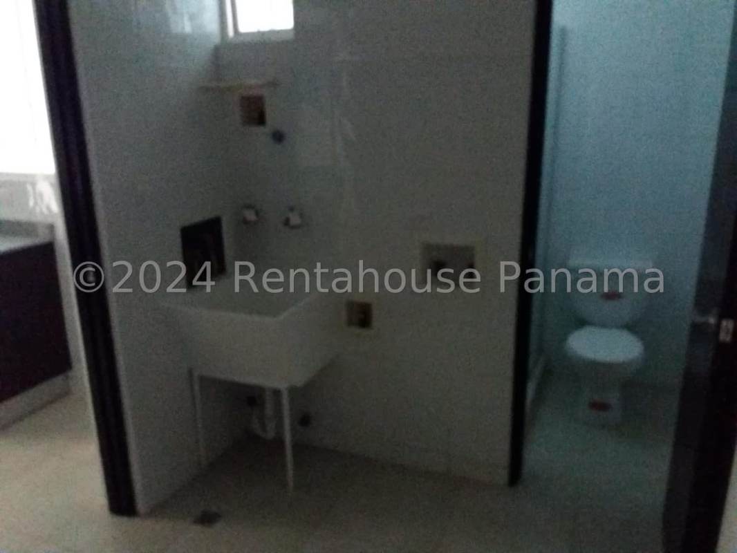 Bright bedroom with tiled floor and window in Edison Park Panama apartment