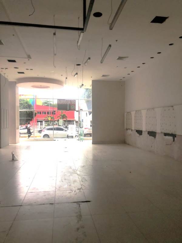 Wide retail space with large glass window and white walls for rent Plaza del Este Panama