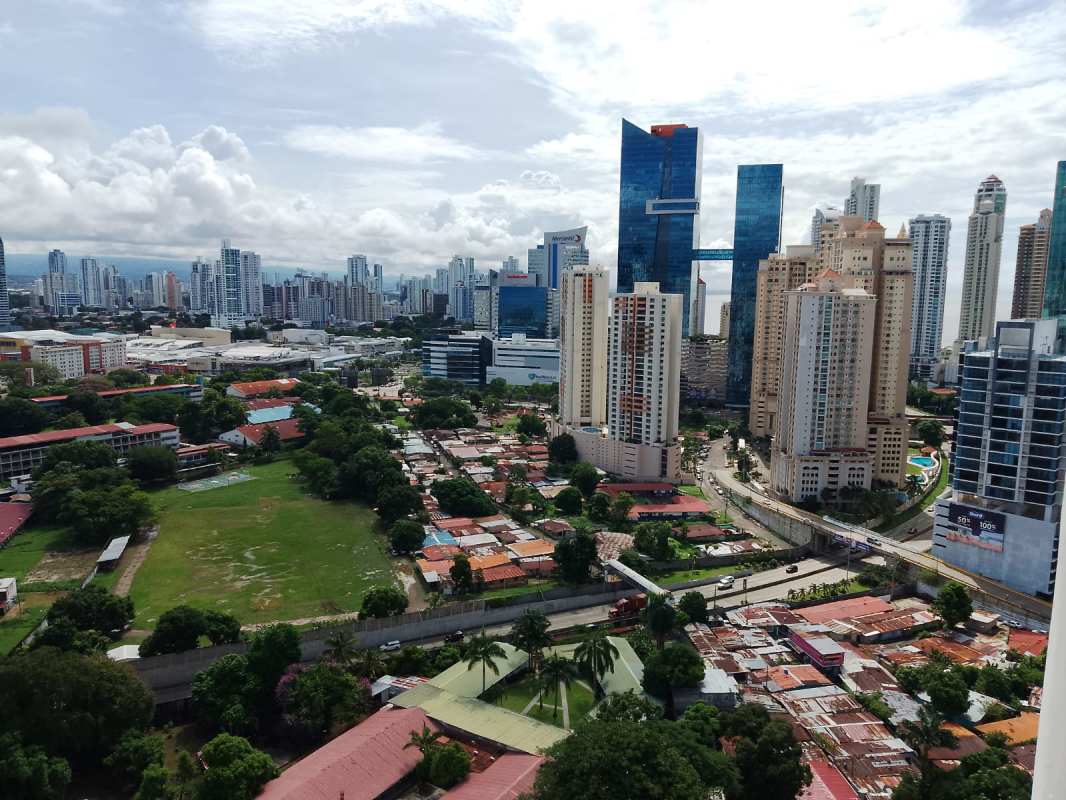 Dining area with ceramic flooring and ample natural light in PH Arrecife Panama City