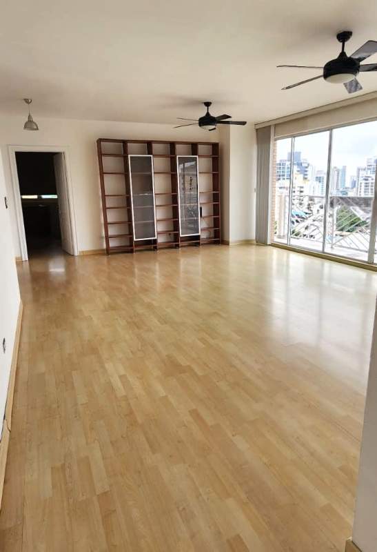 Spacious den or study room with city views at PH Vistanova in Panama