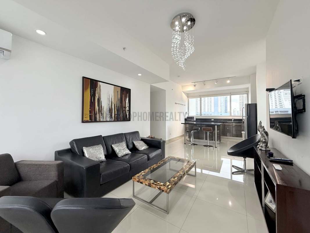 Modern dining space with large windows overlooking Panama City skyline in PH Denovo Obarrio