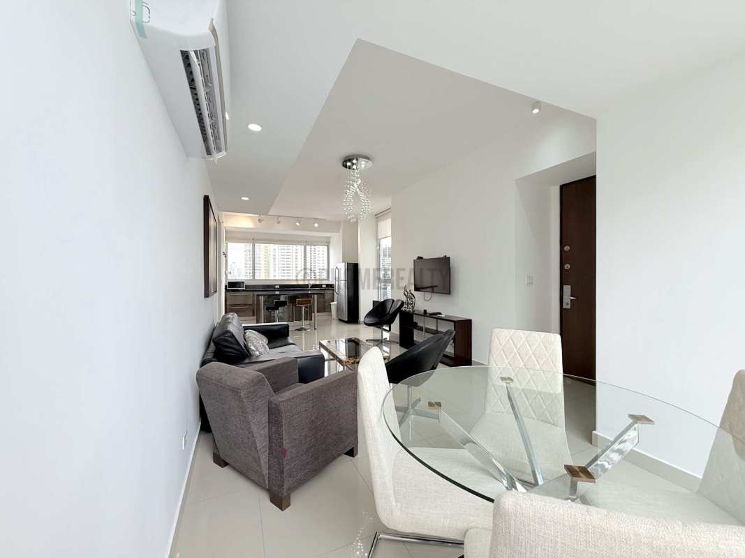 Spacious master bedroom with walk-in closet, large window and AC in PH Denovo Obarrio financial district Panama City