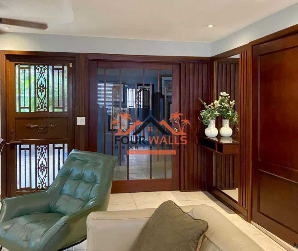 Covered patio entrance with tile flooring, garden, security bars in Condado del Rey Panama