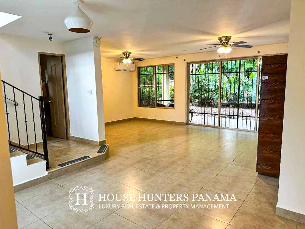 Large bedroom with walk-in closet, AC split unit, ensuite bathroom at Embassy Club Clayton Panama City