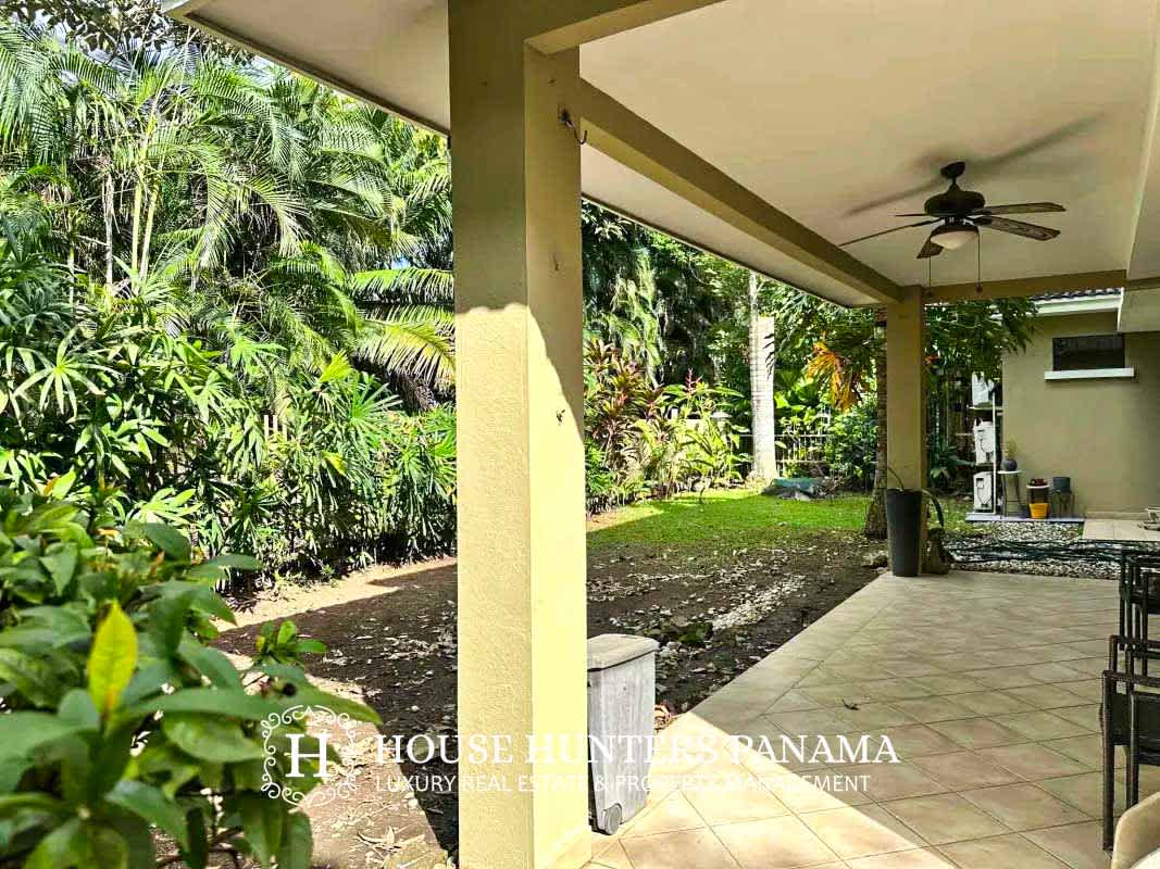 Luxury House for Rent in Embassy Club Clayton with Garden and Pool