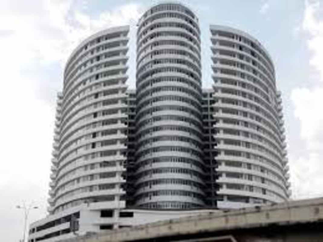 Business tower lobby entrance with glass doors and reception at Bay View in Panama City