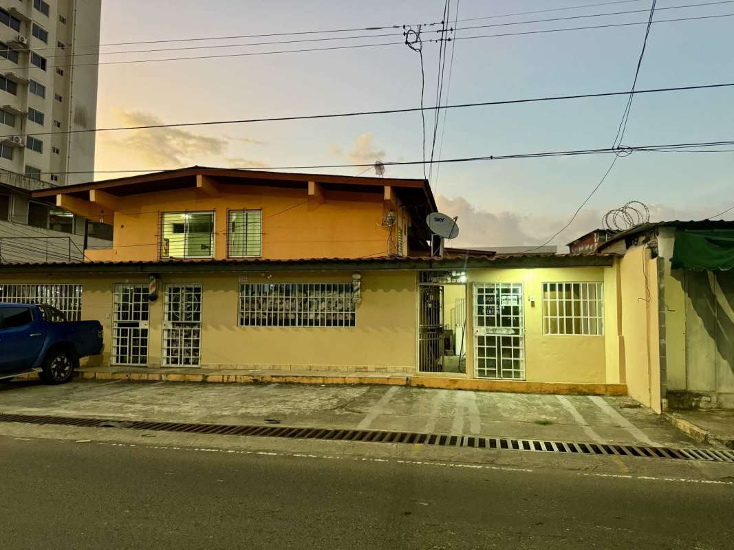 Two-story urban property with parking, security bars, driveway Parque Lefevre Panama