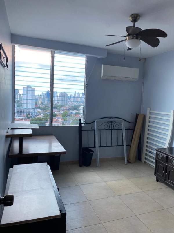 Bedroom with window and city view PH Miraflores Bethania Panama