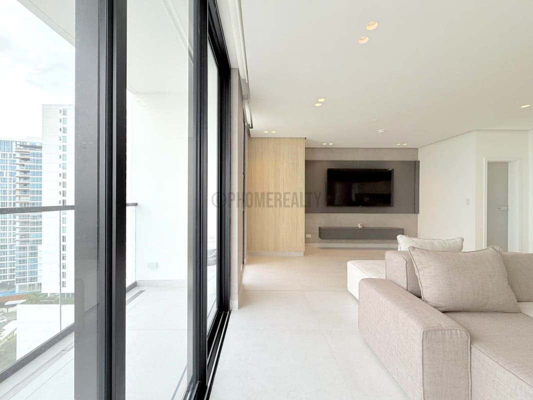 One-bedroom luxury apartment with large windows and balcony ocean views PH Ocean House Coco del Mar Panama