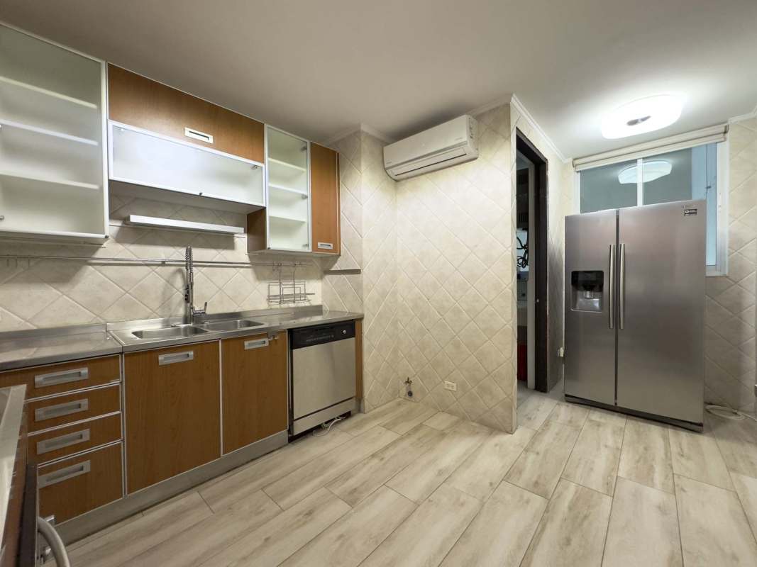 Spacious master bedroom with ocean view, modern furniture, air conditioning in PH Pacific Sea Panama